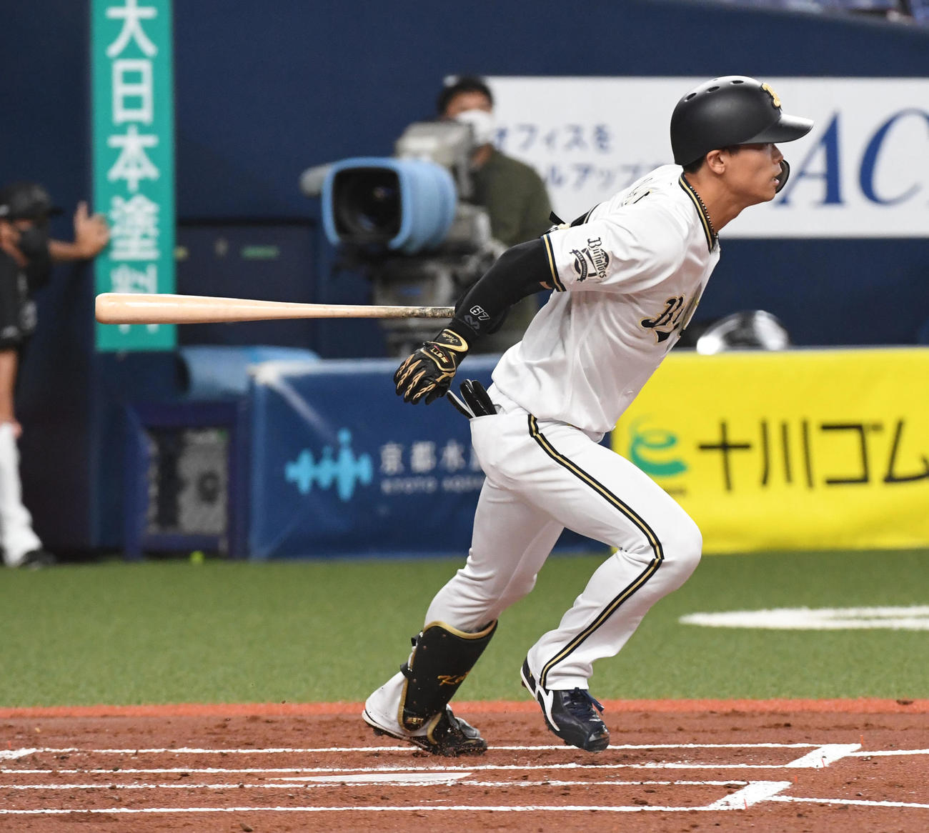 オリックス対ロッテ　1回裏オリックス2死二塁、中川は中前適時打を放つ（撮影・前岡正明）