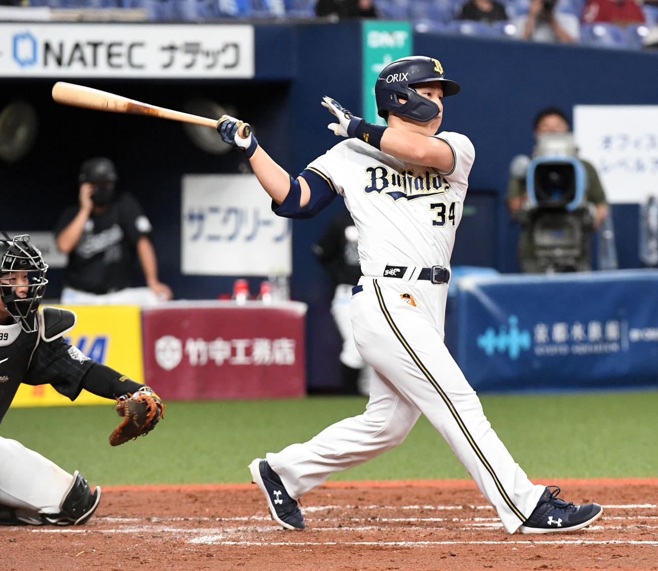 オリックス対ロッテ　3回裏オリックス2死二塁、吉田正は右前適時打を放つ（撮影・前岡正明）