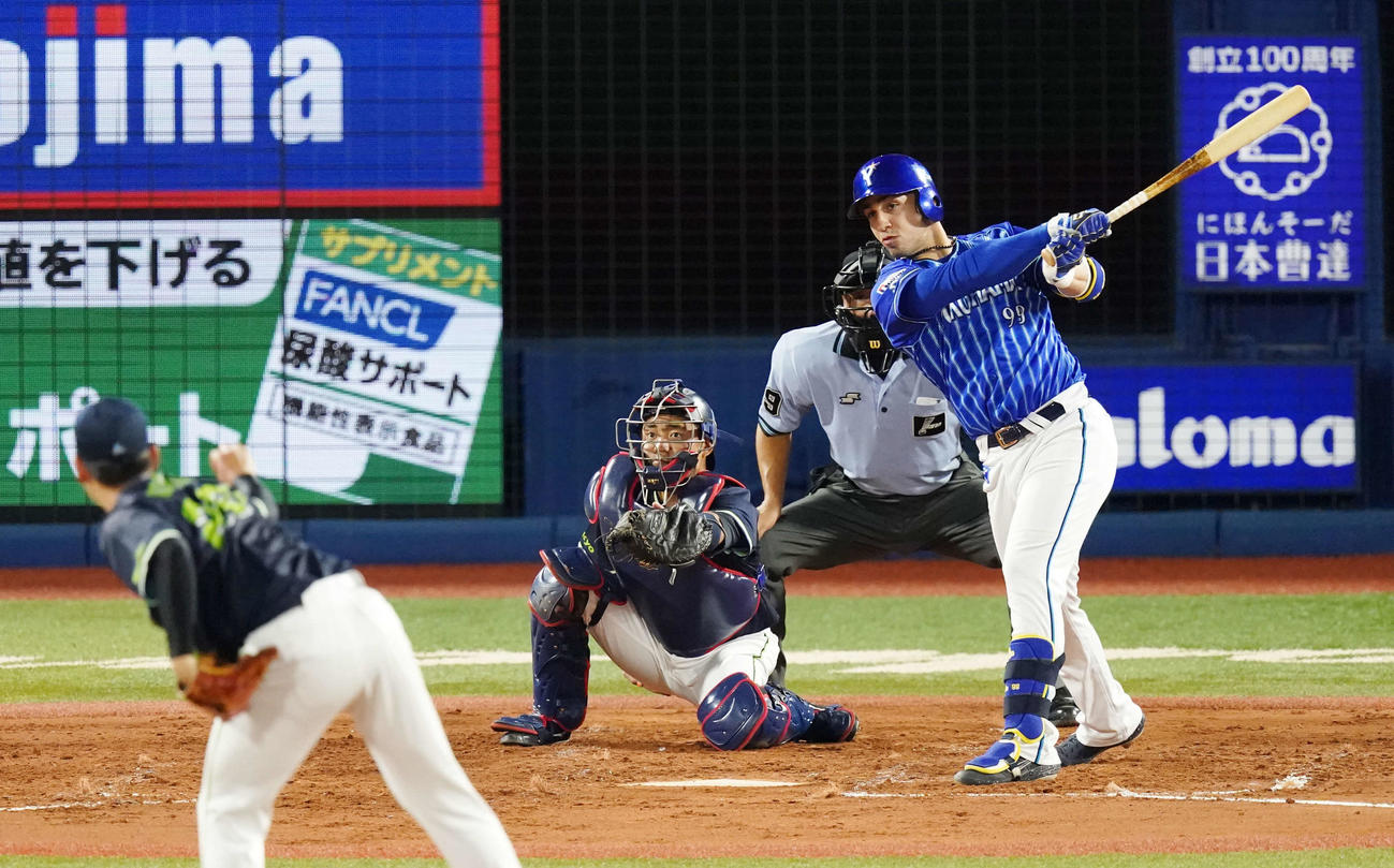 DeNA対ヤクルト　3回裏DeNA1死一、二塁、右前に先制適時打を放つソト。投手吉田喜（撮影・江口和貴）
