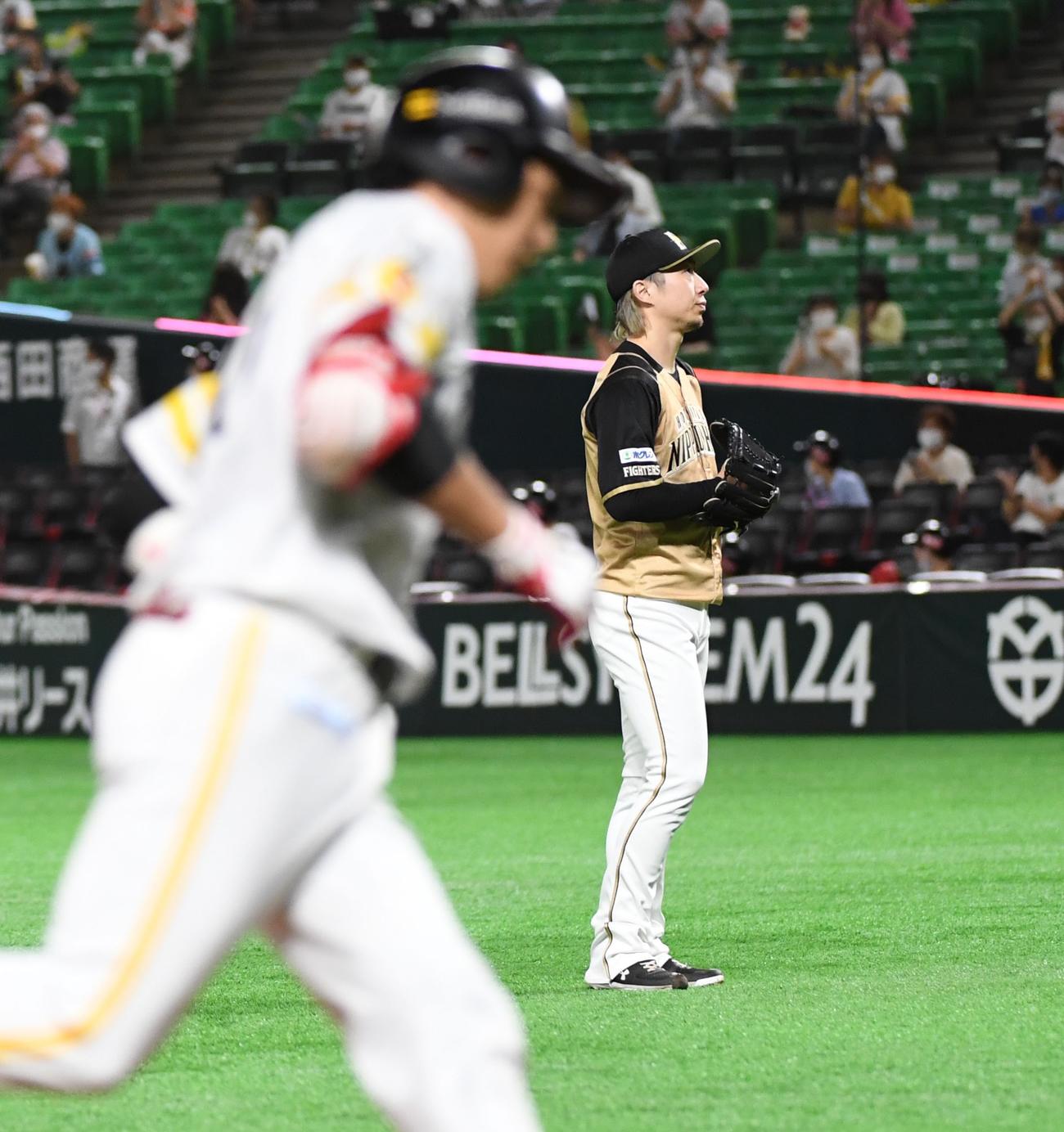 ソフトバンク対日本ハム　1回裏ソフトバンク1死二塁、先発の金子は栗原に2点本塁打を浴びる（撮影・今浪浩三）