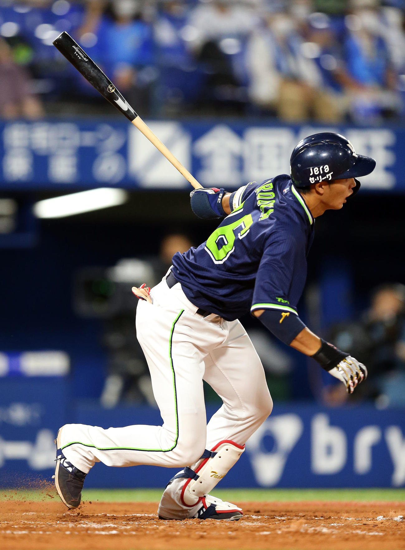 DeNA対ヤクルト　7回表2死二塁、左前適時打を放つ広岡（撮影・大野祥一）