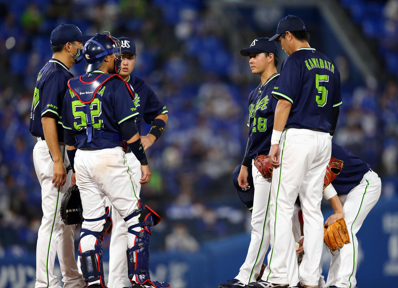 DeNA対ヤクルト　6回裏DeNA2死二、三塁、マウンドに集まる吉田喜（中央右）らヤクルトの選手たち（撮影・大野祥一）