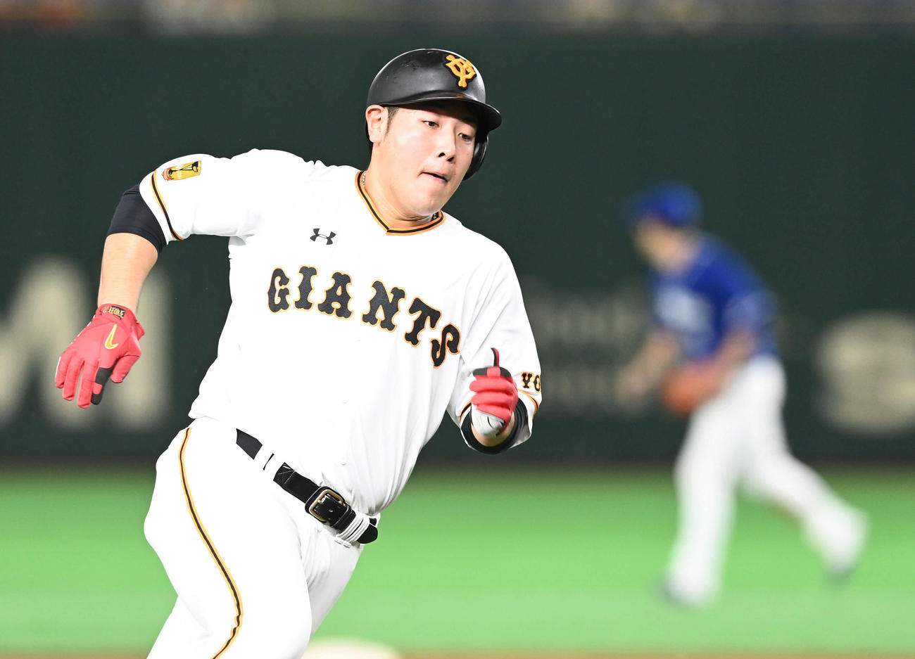 巨人対中日　4回裏巨人2死二塁、岡本は中島の右前適時打で三塁を回る（撮影・山崎安昭）
