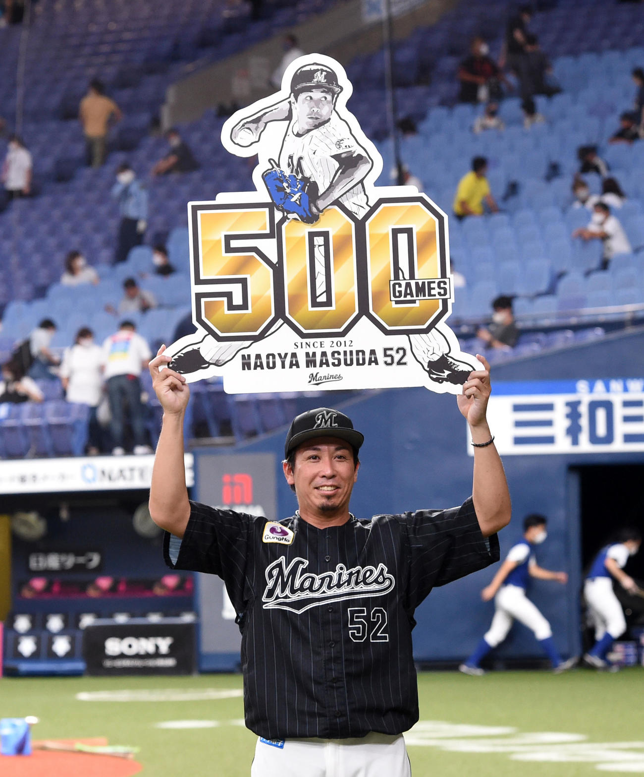 オリックス対ロッテ　500試合登板を達成、記念ボードを手に笑顔を見せる益田（撮影・前岡正明