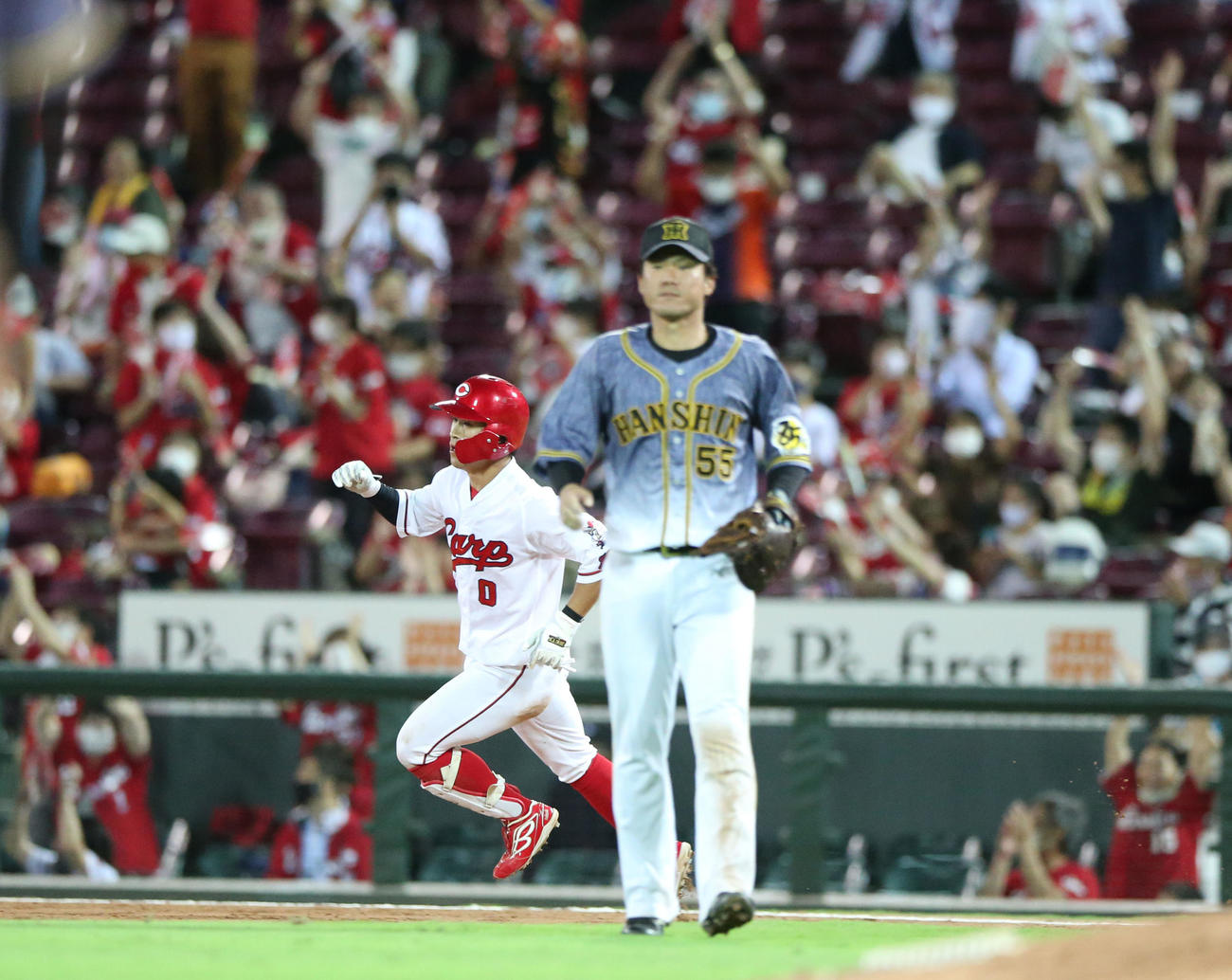 広島上本（左）はサヨナラ中前適時打を放ちガッツポーズ（撮影・上山淳一）