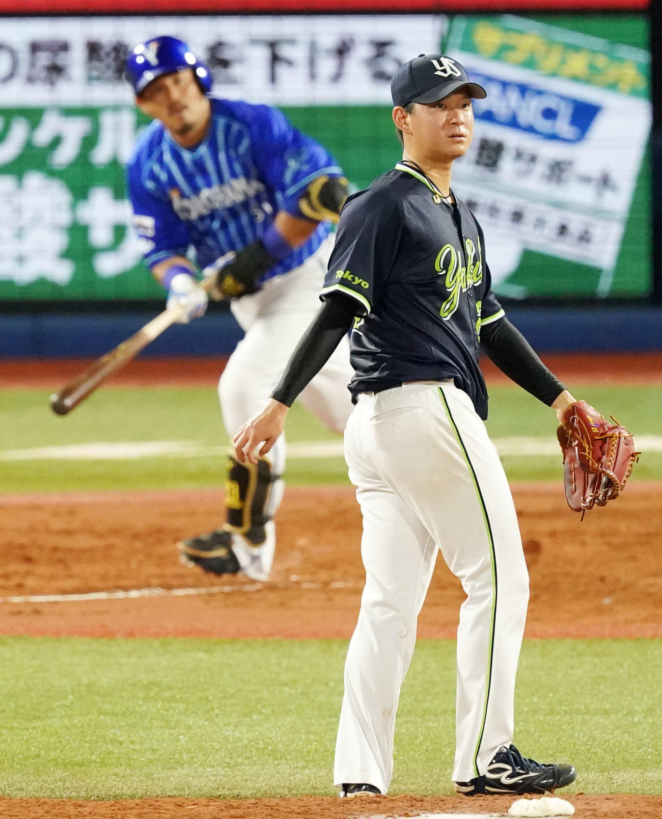 DeNA対ヤクルト　3回裏DeNA2死一、三塁、宮崎（左）に適時打を浴びる吉田喜（撮影・江口和貴）
