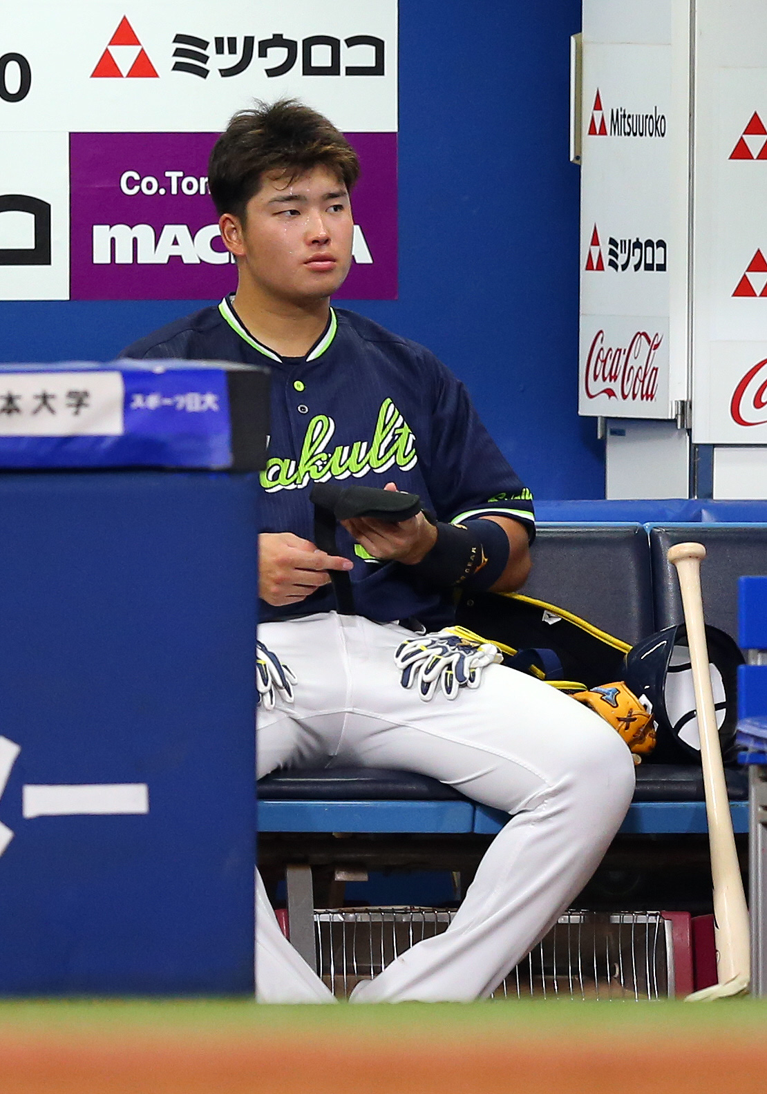 DeNA対ヤクルト　DeNAに敗れ、肩を落とすヤクルト村上（撮影・大野祥一）