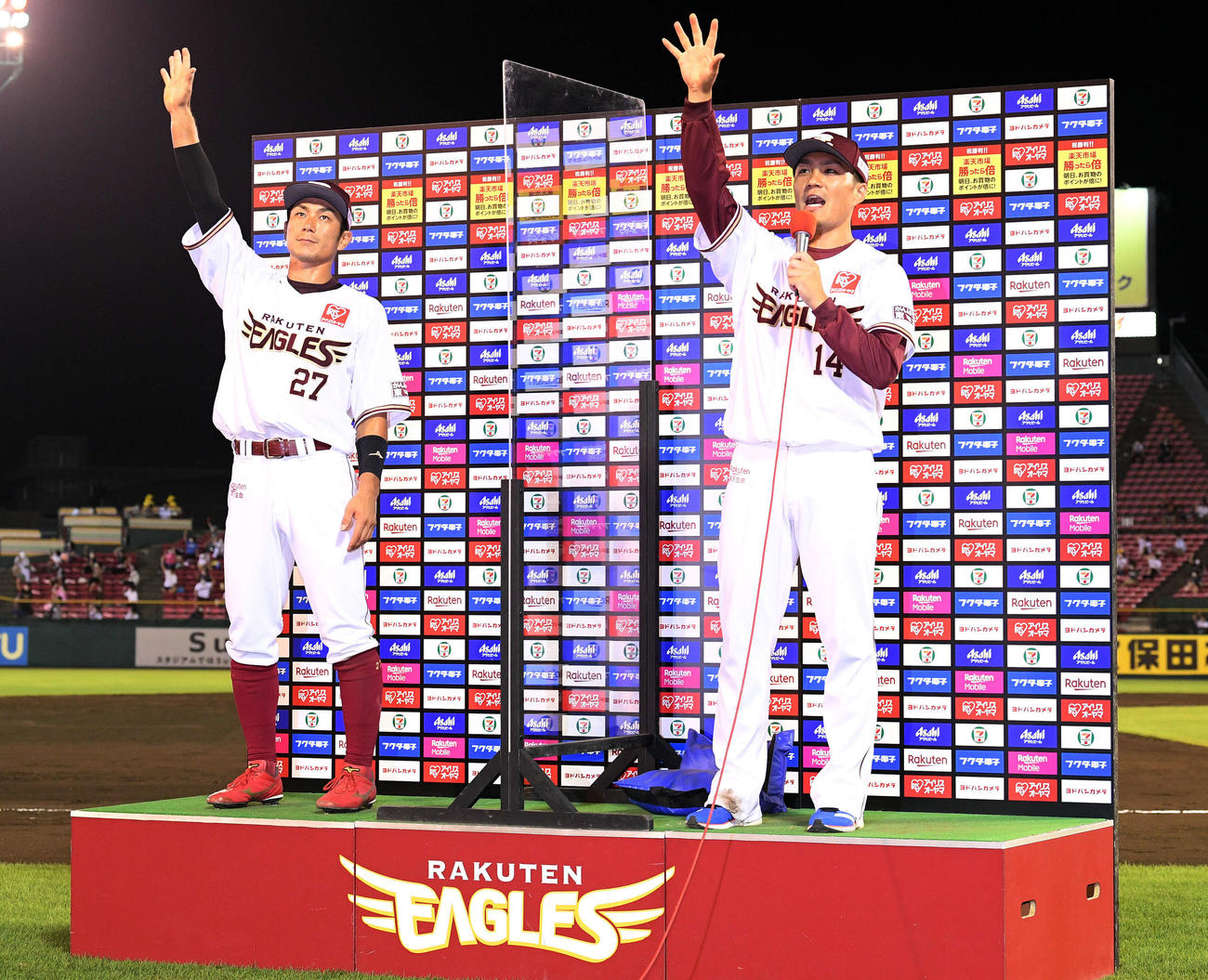 楽天対西武　お立ち台でポーズを決める楽天則本昂（右）と岡島（撮影・滝沢徹郎）