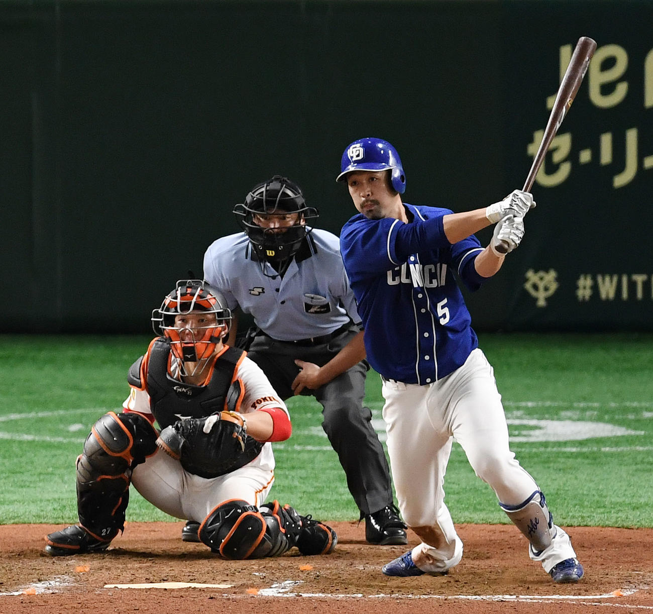 巨人対中日　7回表中日1死一、二塁、右中間へ2点適時二塁打を放つ阿部（撮影・横山健太）