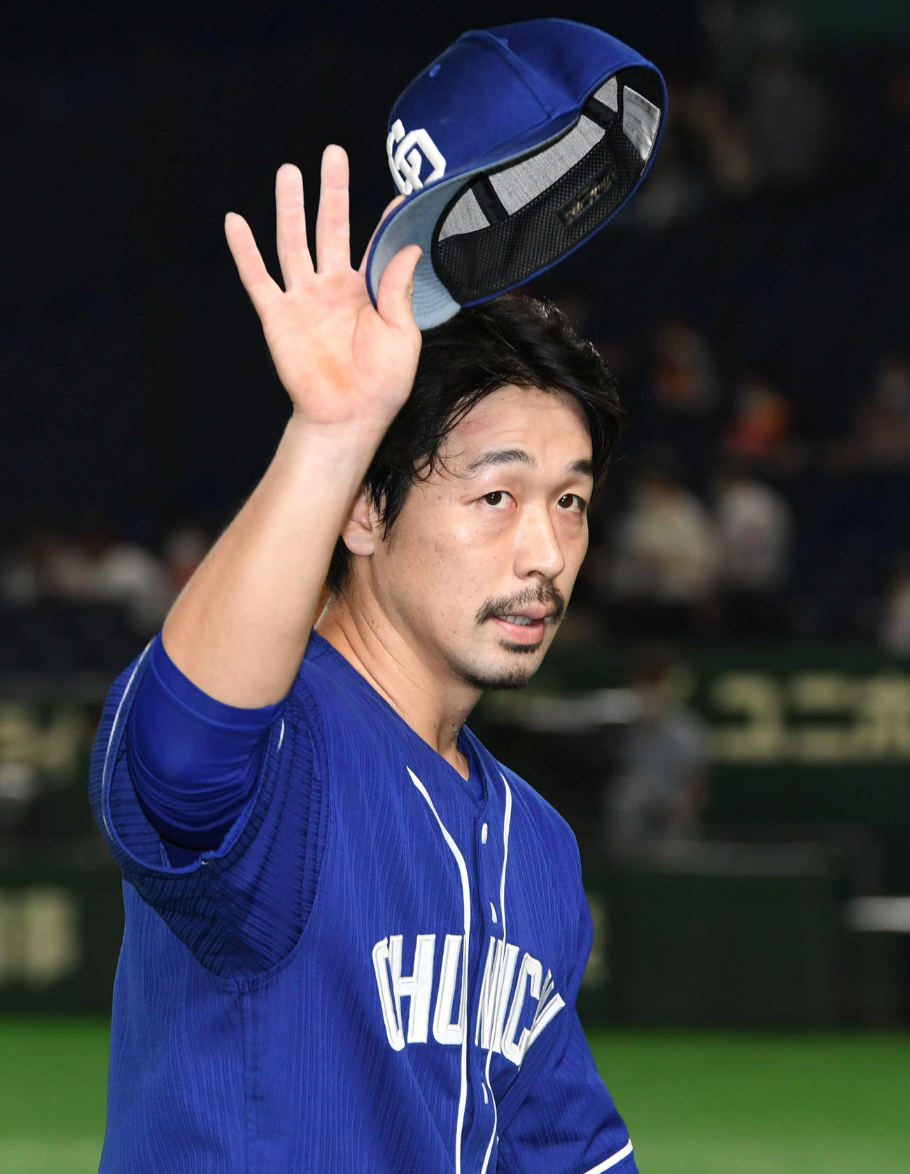巨人対中日　勝利を喜ぶファンに手を振って応える中日阿部（撮影・山崎安昭）