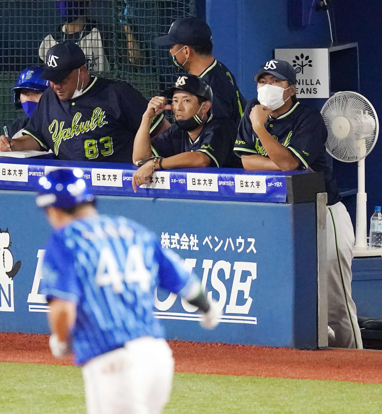 DeNA対ヤクルト　7回裏DeNA1死一、三塁、星が佐野（手前）に3点本塁打を浴びベンチで厳しい表情の高津監督（右）（撮影・江口和貴）