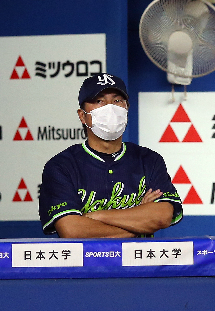 DeNA対ヤクルト　6回裏、腕を組み、試合を見守るヤクルト高津監督（撮影・大野祥一）