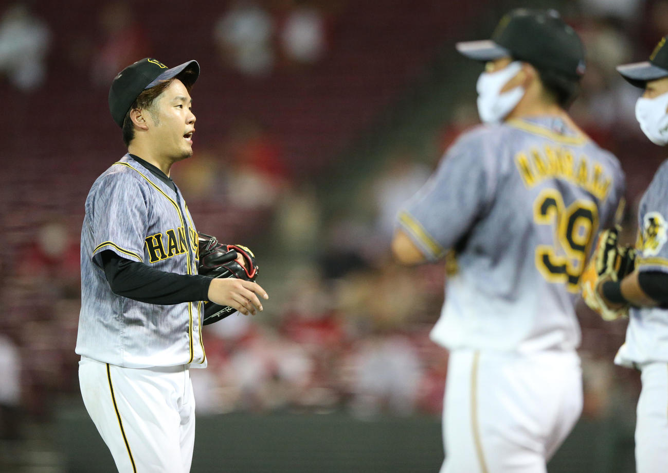 広島対阪神　西勇は4回を3者凡退に抑えベンチの出迎えに声を出す（撮影・上山淳一）