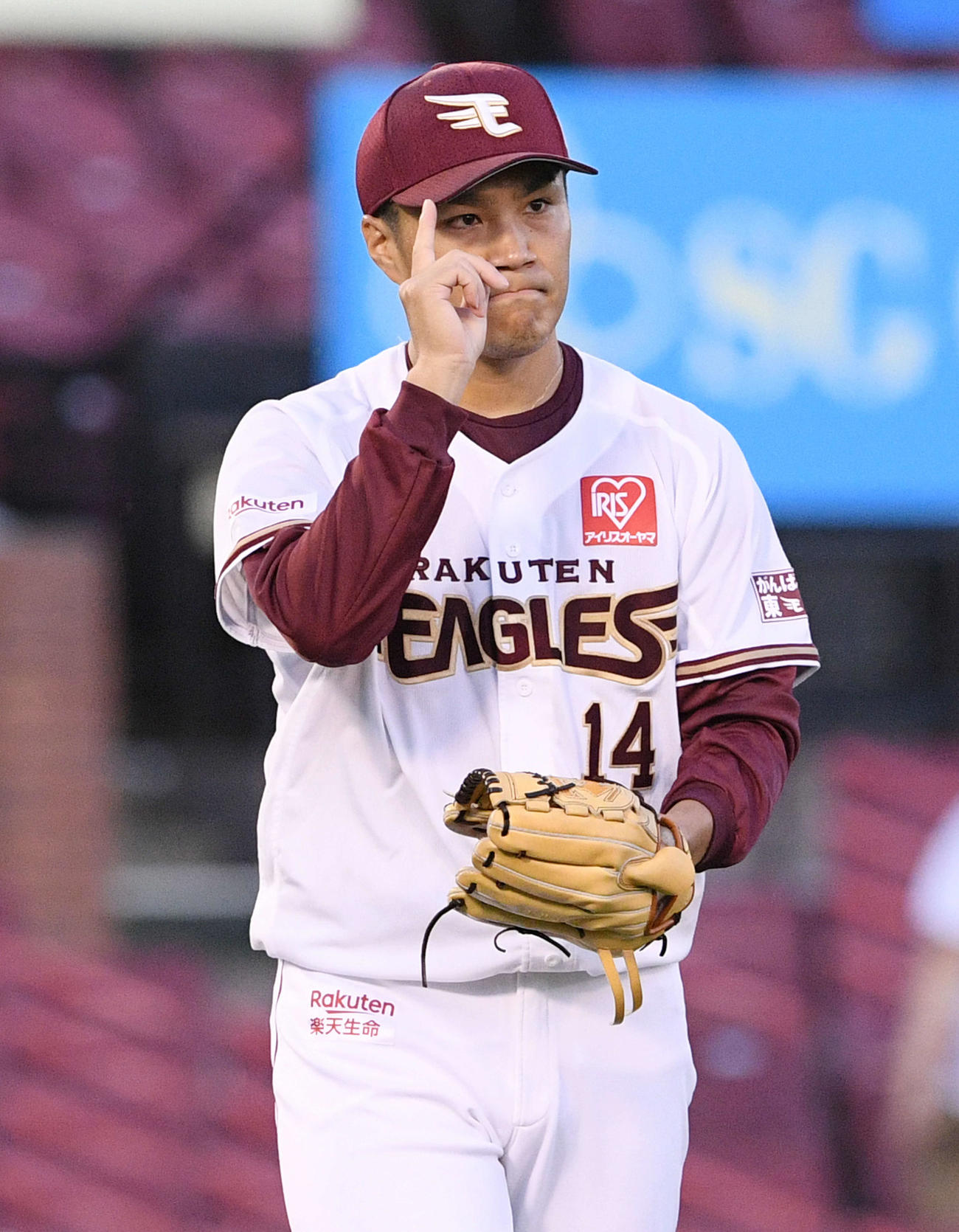 楽天対西武　1回表西武無死、木村を空振り三振に仕留めナインにポーズを送る則本昂（撮影・滝沢徹郎）