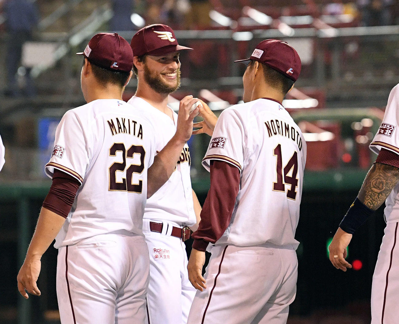 楽天対西武　試合後、楽天ブセニッツ（中央）から勝利球を受け取る則本昂（撮影・滝沢徹郎）