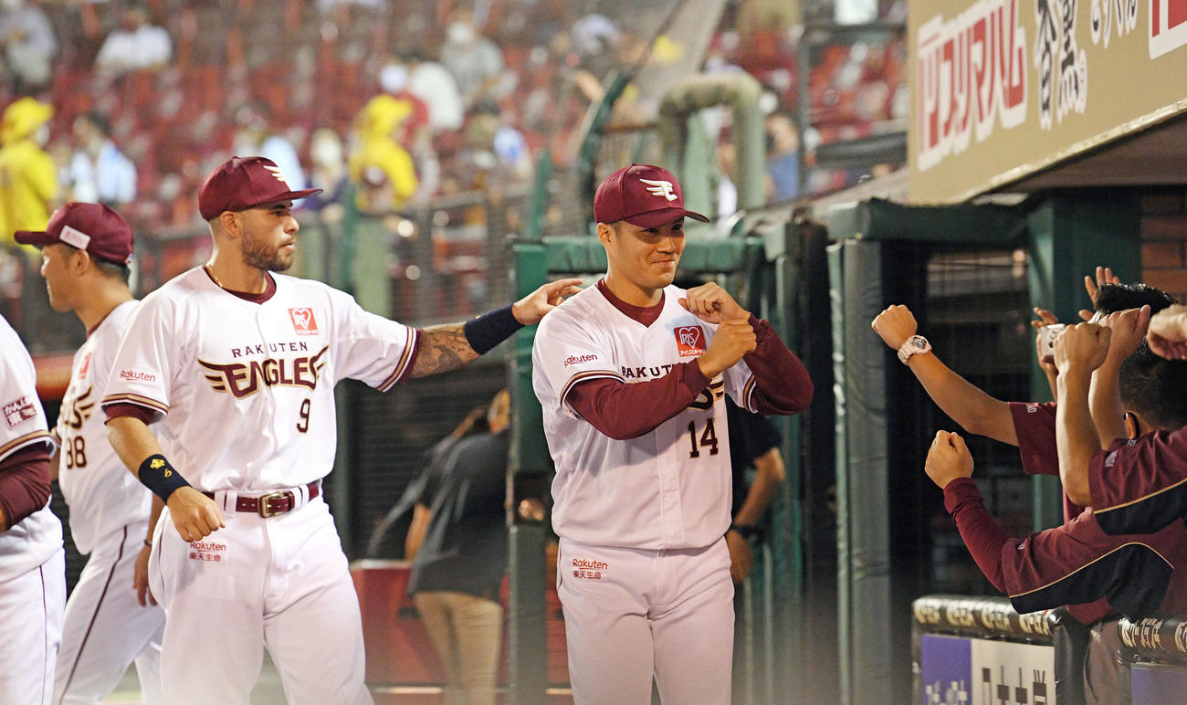 楽天対西武　試合後、笑顔でスタッフとエアタッチを交わす楽天則本昂（右）（撮影・滝沢徹郎）