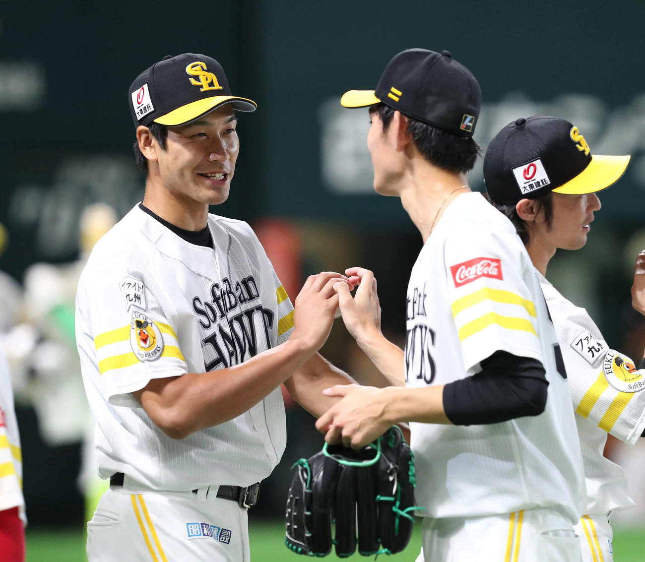 今季初勝利の武田は泉からウイニングボールを渡され笑顔を見せる（撮影・梅根麻紀）