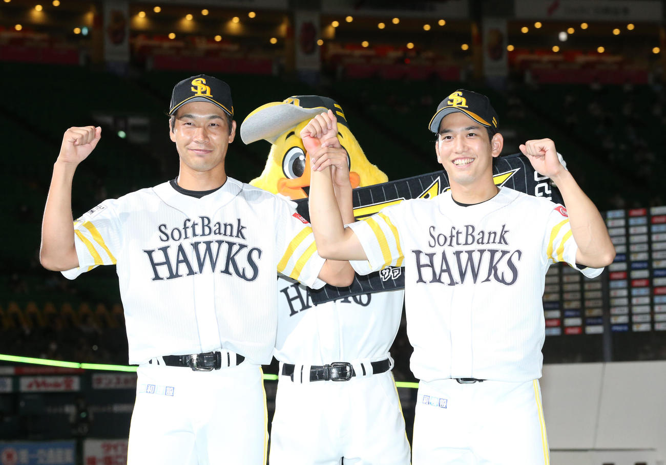 ヒーローになった武田と栗原はガッツポーズ（撮影・梅根麻紀）