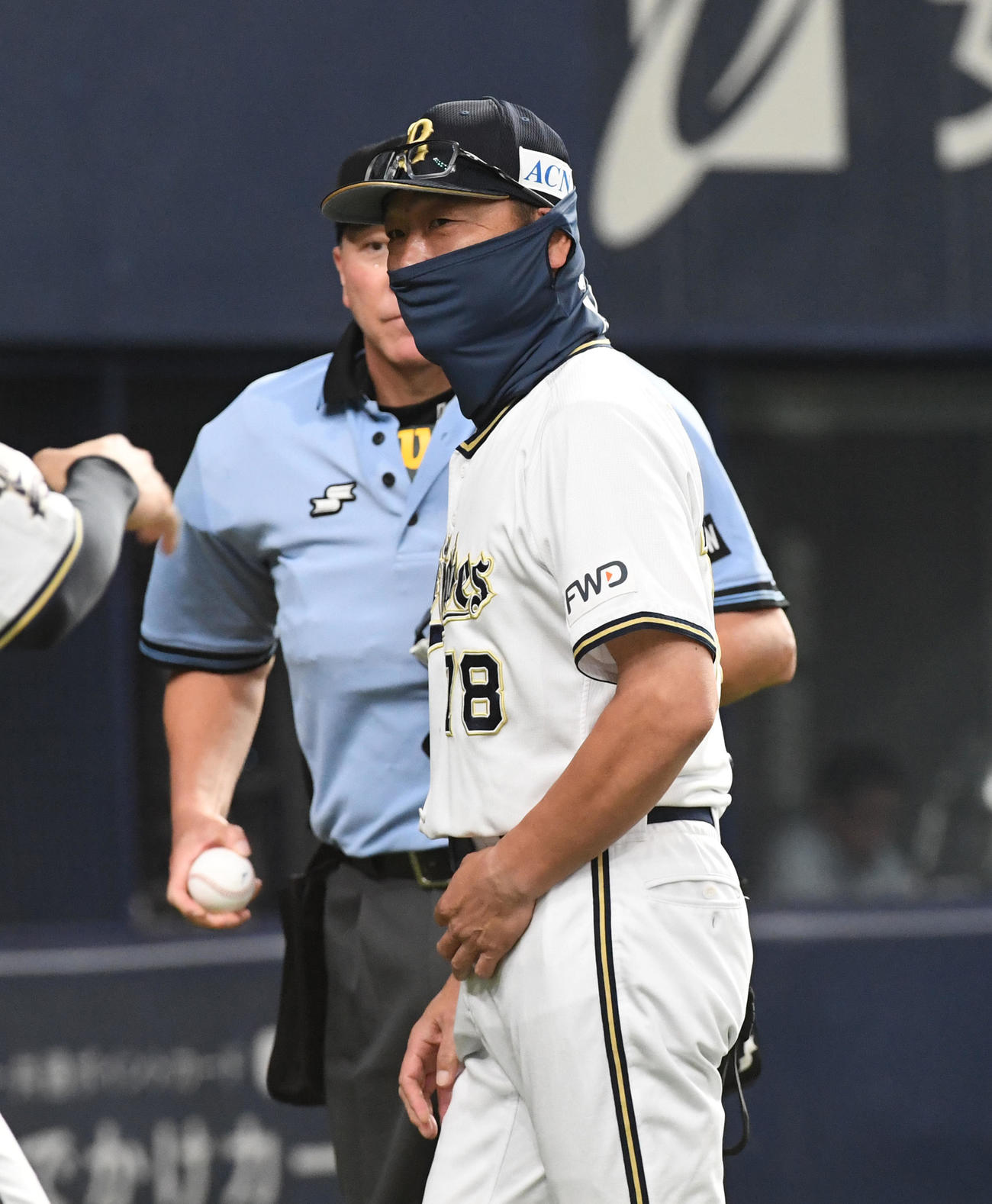 オリックス対ロッテ　6回、山崎福の交代を告げる中嶋監督代行（撮影・前岡正明）