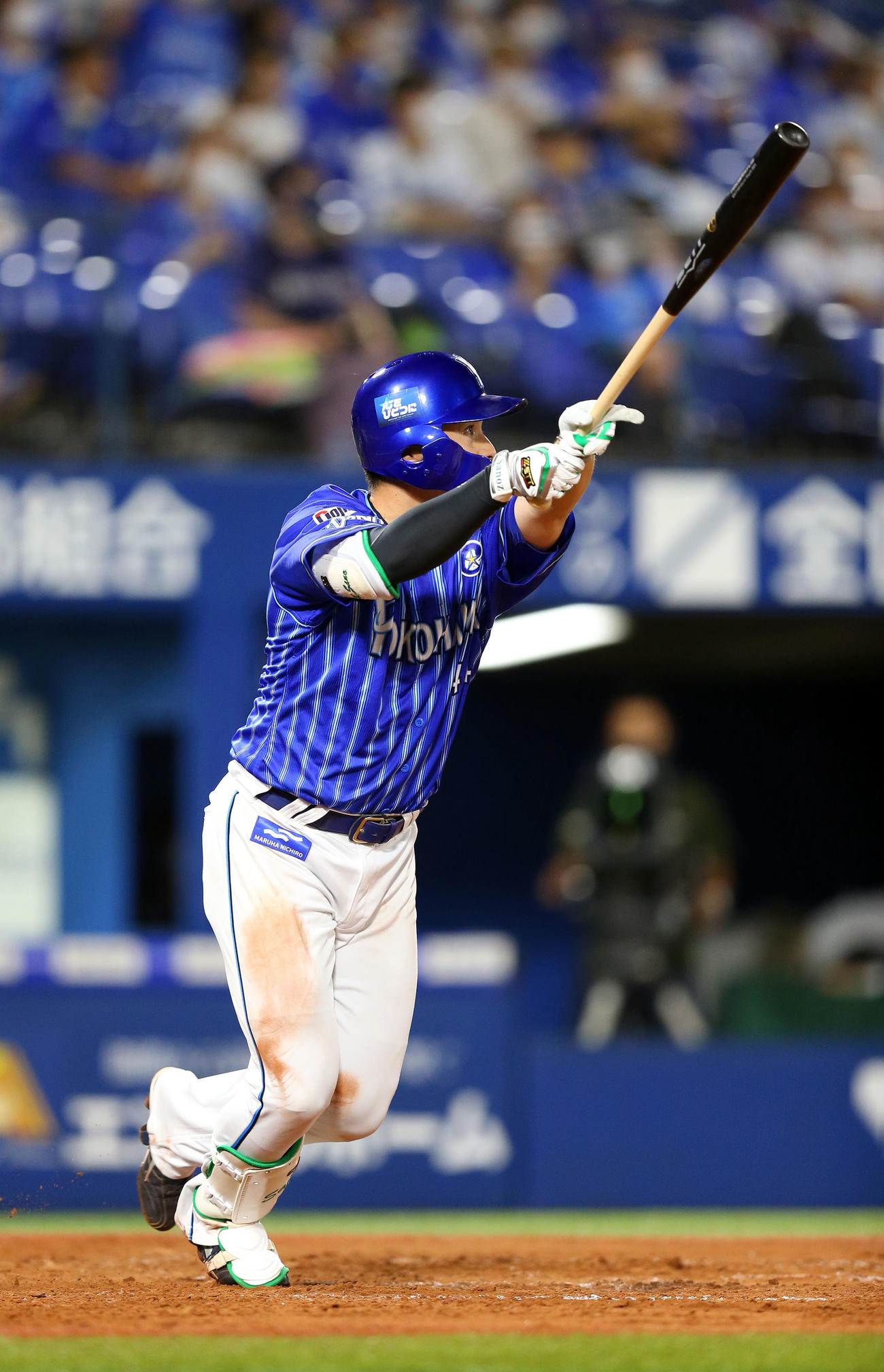 DeNA対ヤクルト　7回裏DeNA1死一、三塁、中越え3点本塁打を放つ佐野（撮影・大野祥一）