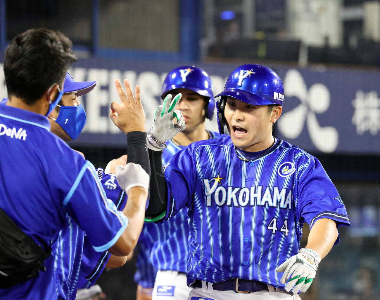 DeNA対ヤクルト　7回裏DeNA1死一、三塁、中越え3点本塁打を放ち、祝福を受ける佐野（右）（撮影・大野祥一）