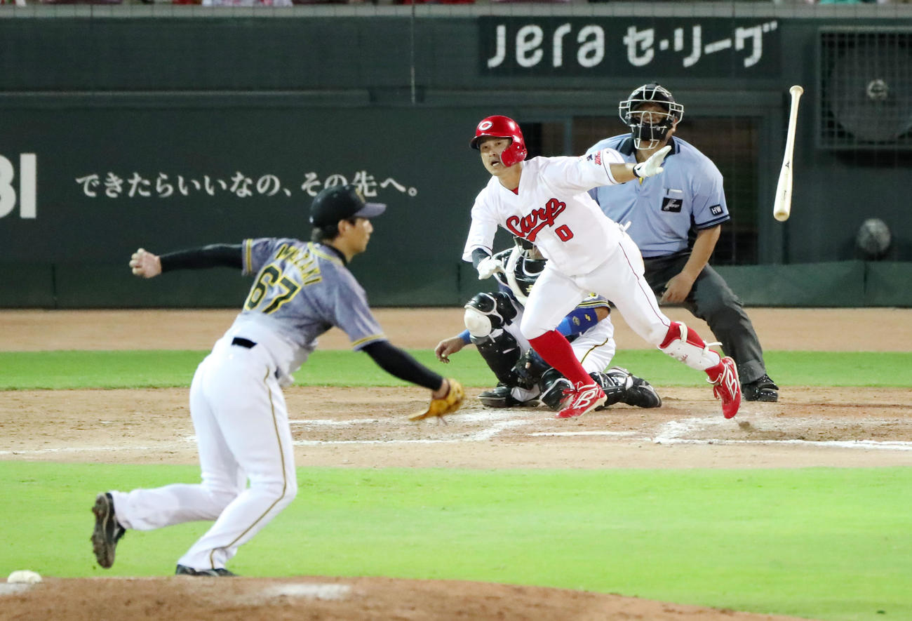 広島対阪神　9回裏広島1死一、二塁、上本は中越え適時打を放ちサヨナラ勝ち（撮影・加藤哉）