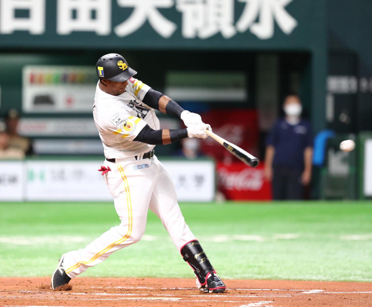 ソフトバンク対日本ハム　1回裏ソフトバンク1死一塁、グラシアルは左越えに適時二塁打を放つ（撮影・梅根麻紀）