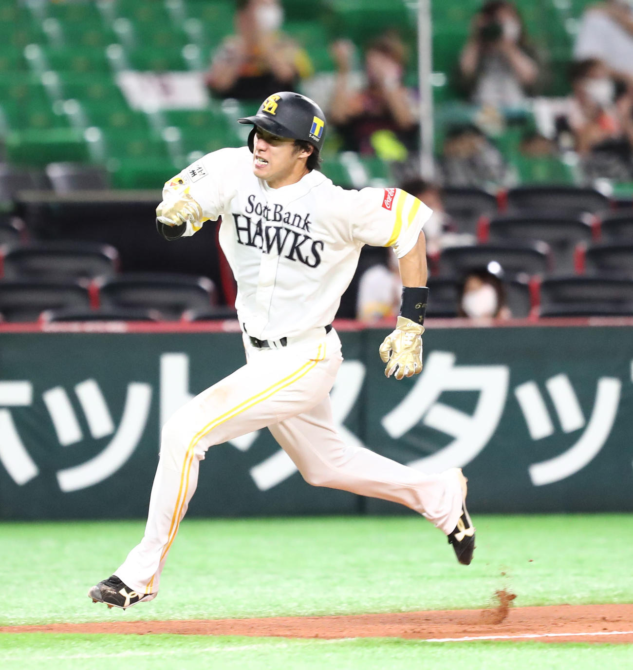ソフトバンク対日本ハム　1回裏ソフトバンク1死一塁、グラシアルの左越え適時二塁打で生還する柳田（撮影・梅根麻紀）