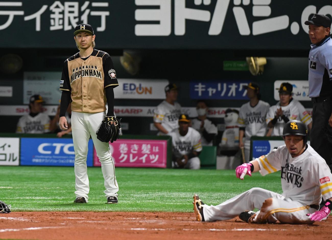 ソフトバンク対日本ハム　1回裏ソフトバンク2死二、三塁、甲斐は投前にスクイズを決め、三塁走者の松田宣が生還する、ガックリする先発の金子弌大（撮影・今浪浩三）