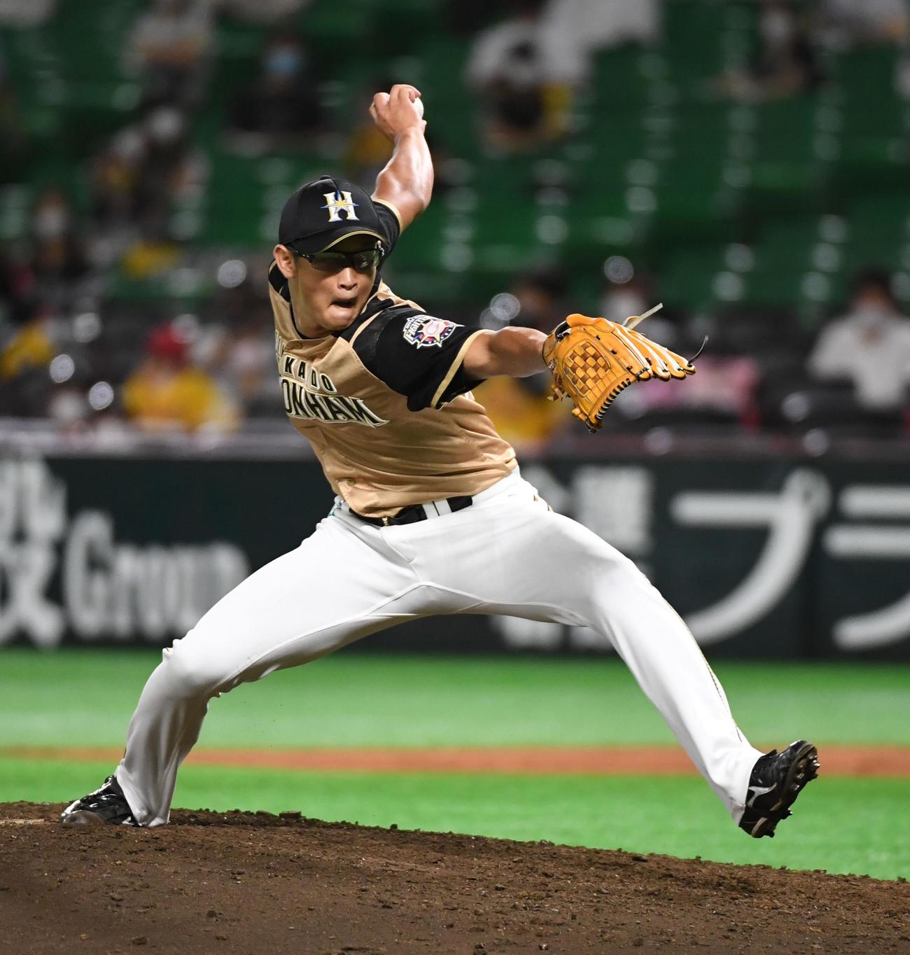 ソフトバンク対日本ハム　7回から2イニングを無失点に抑える鈴木健矢（撮影・今浪浩三）