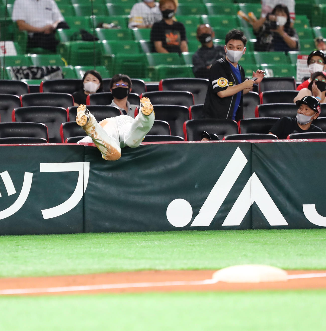 ソフトバンク対日本ハム　9回表日本ハム無死、西川遥輝の打球を好捕する三塁手の松田宣浩（撮影・梅根麻紀）