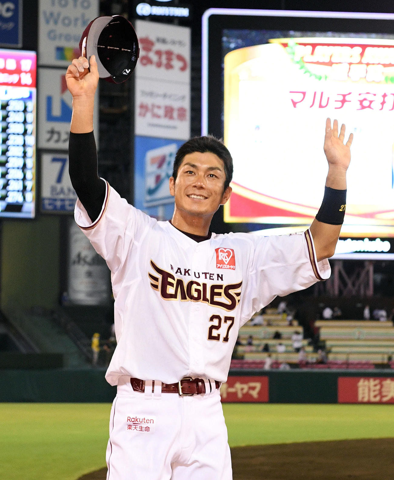 楽天対西武　ヒーローインタビューを終えファンに手を振る楽天岡島（撮影・滝沢徹郎）