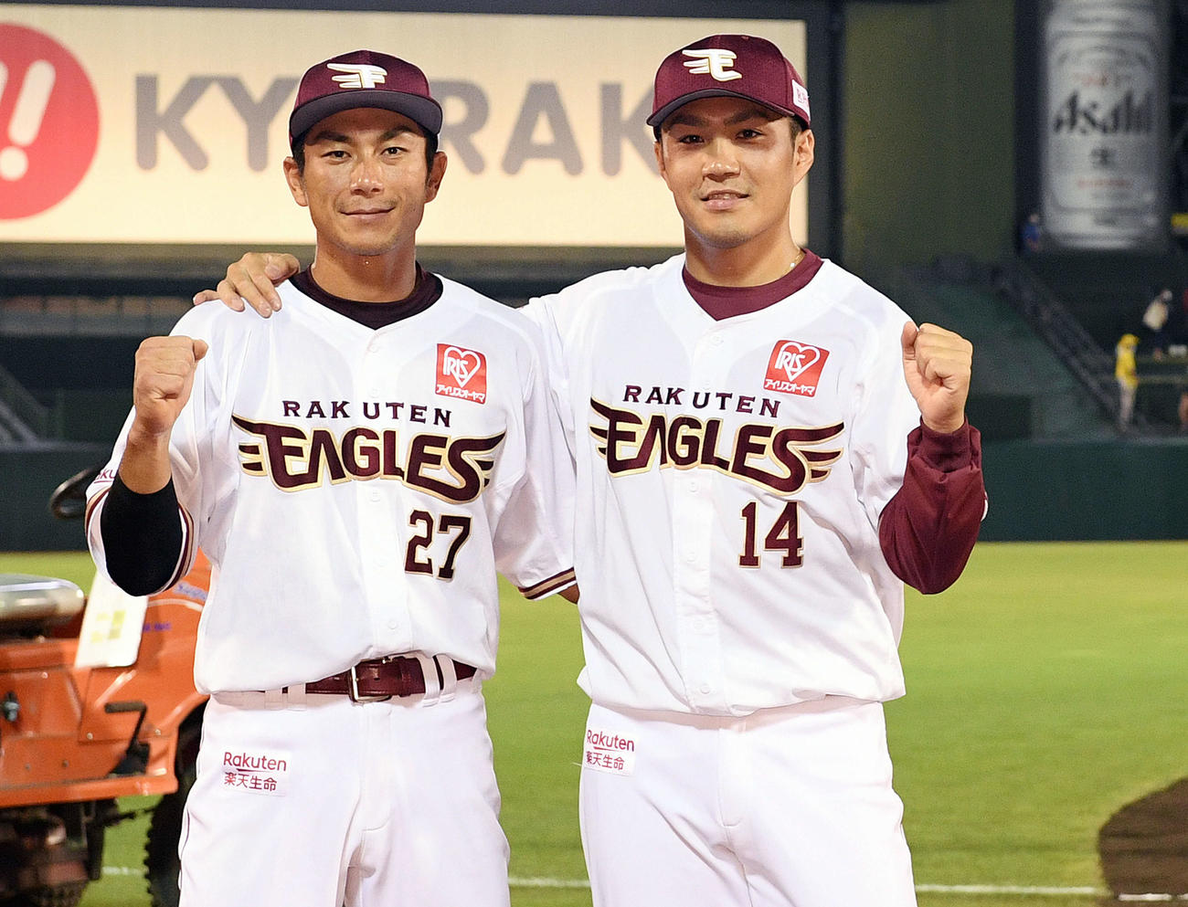 楽天対西武　ヒーローインタビューを終えポーズを決める楽天岡島（左）と則本昂（撮影・滝沢徹郎）