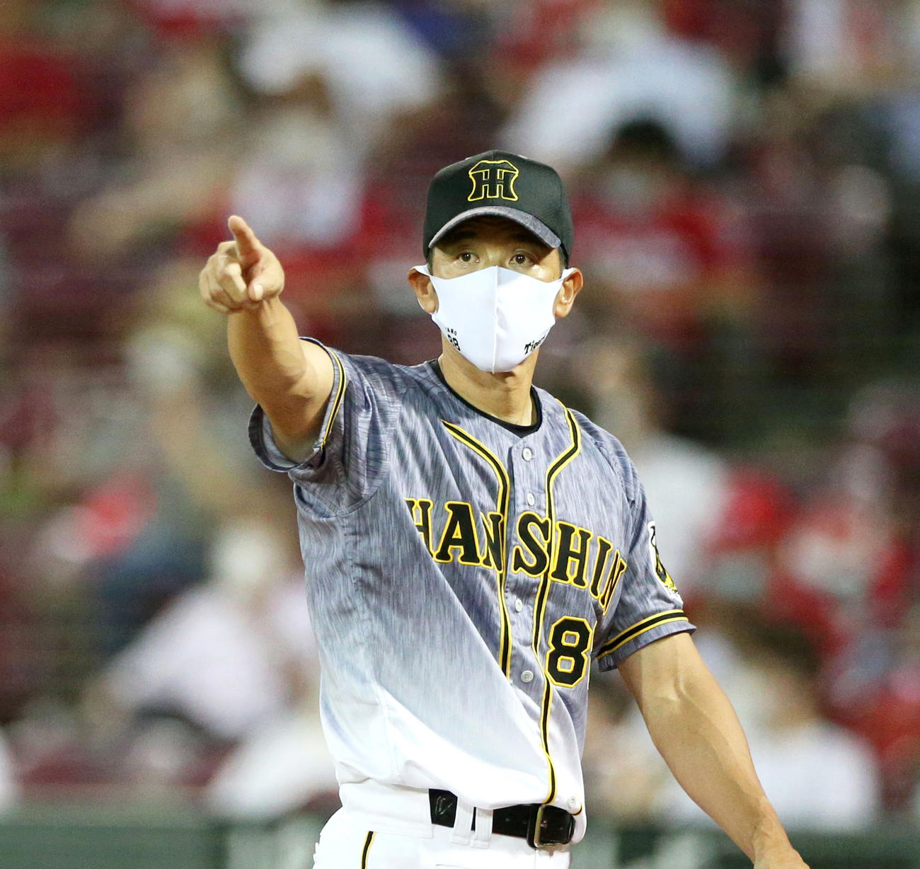 9回表終了後、矢野監督は主審に選手交代を告げベンチへ戻る（撮影・上山淳一）