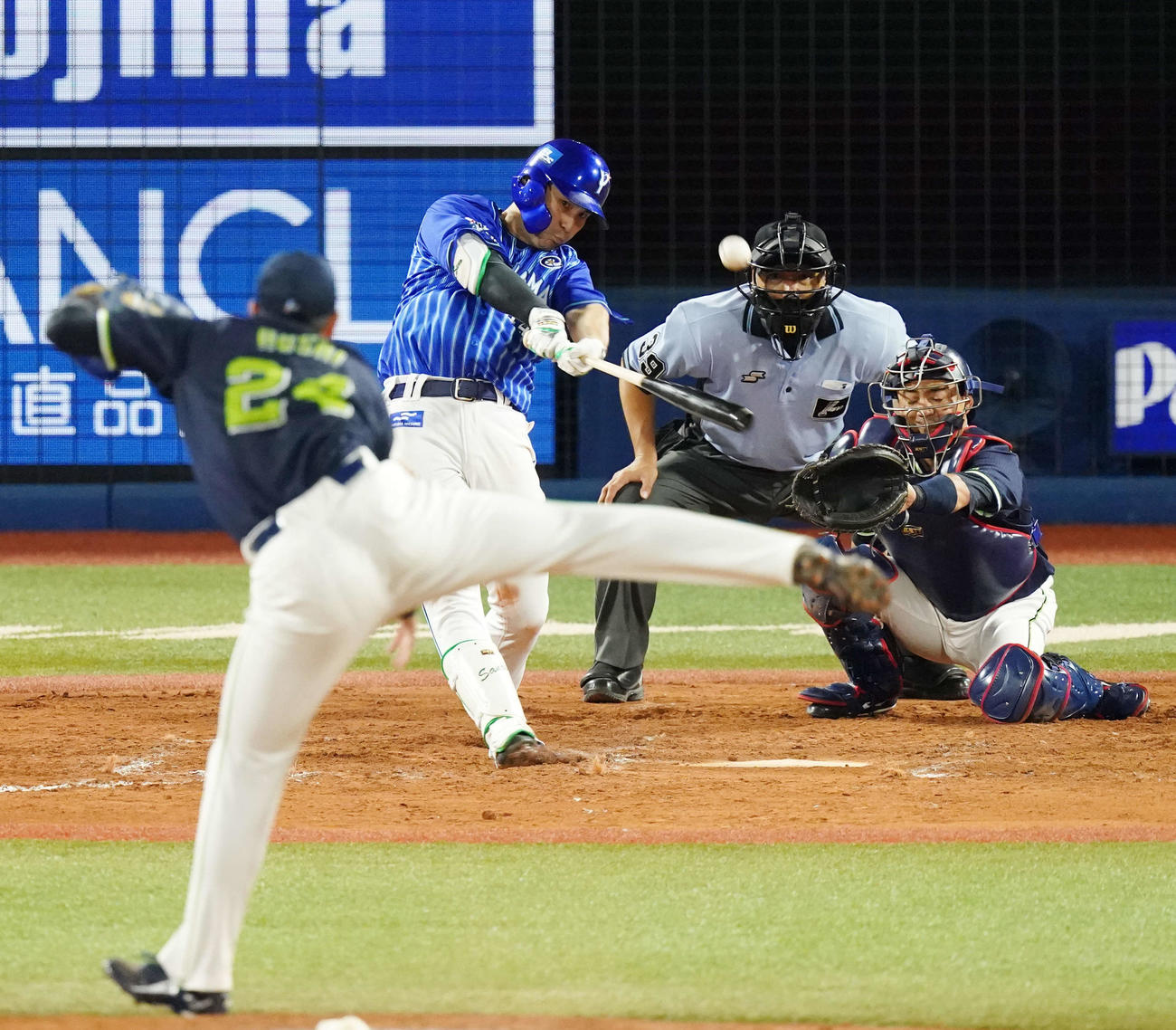 DeNA対ヤクルト　7回裏DeNA1死一、三塁、中越え3点本塁打を放つ佐野。投手星（撮影・江口和貴）