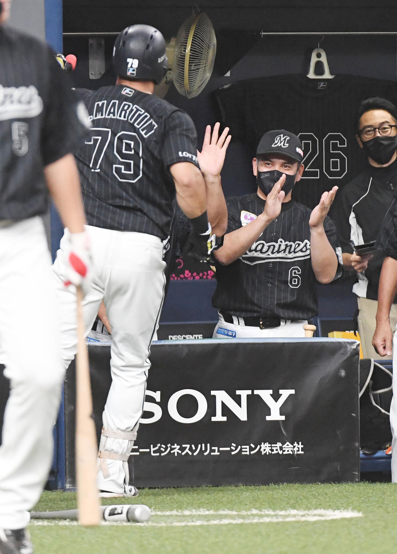 オリックス対ロッテ　5回表ロッテ無死一、二塁、右越え3点本塁打を放ったマーティンを笑顔で迎える井口監督（撮影・前岡正明）
