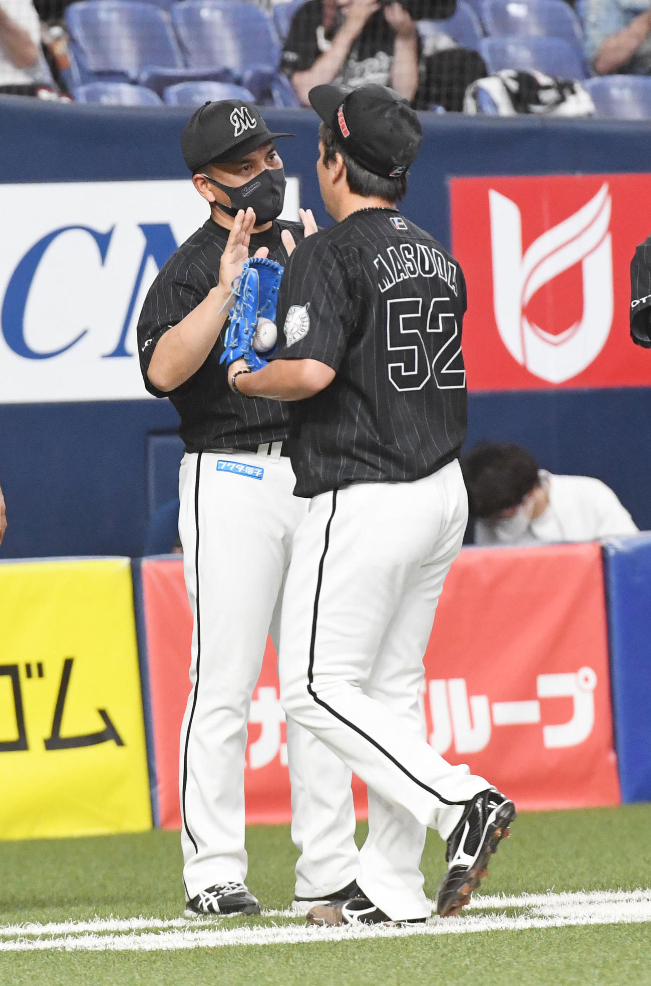 オリックス対ロッテ　500試合登板を達成した益田（右）を迎える井口監督（撮影・前岡正明）
