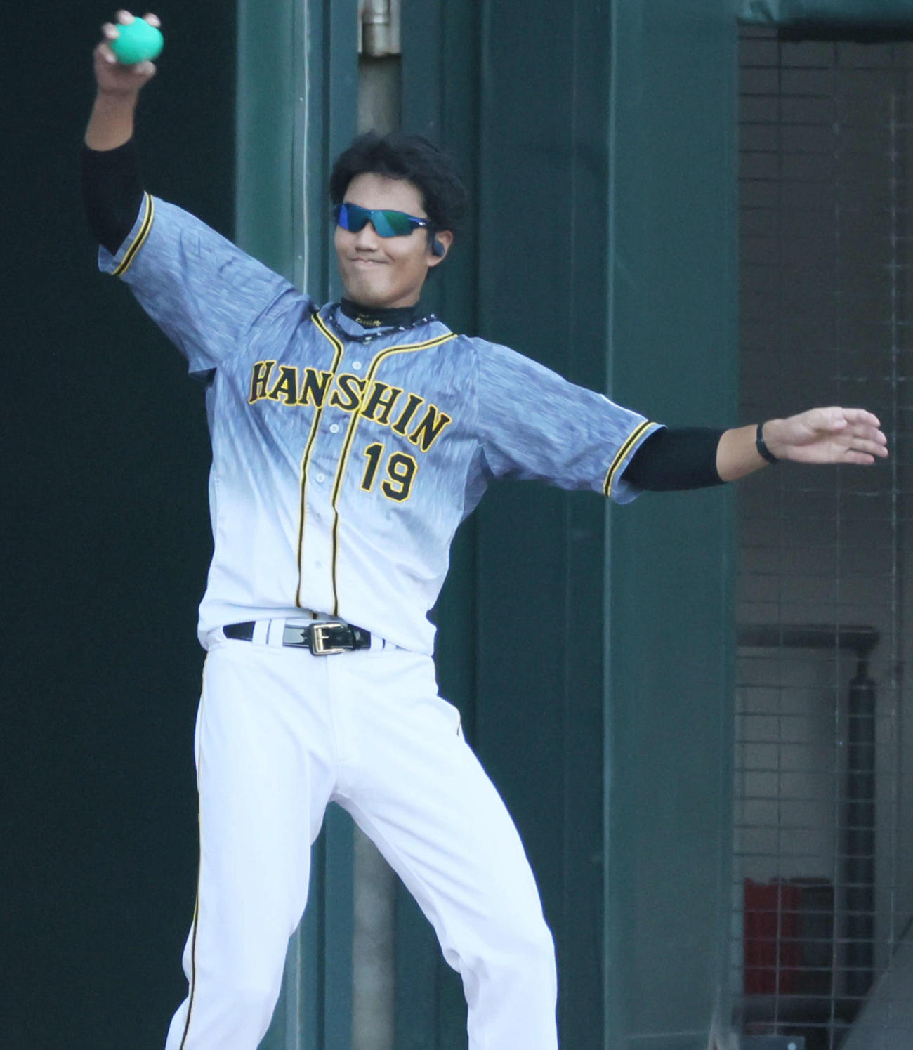 広島対阪神　試合直前、レフトで練習する藤浪（撮影・加藤孝規）