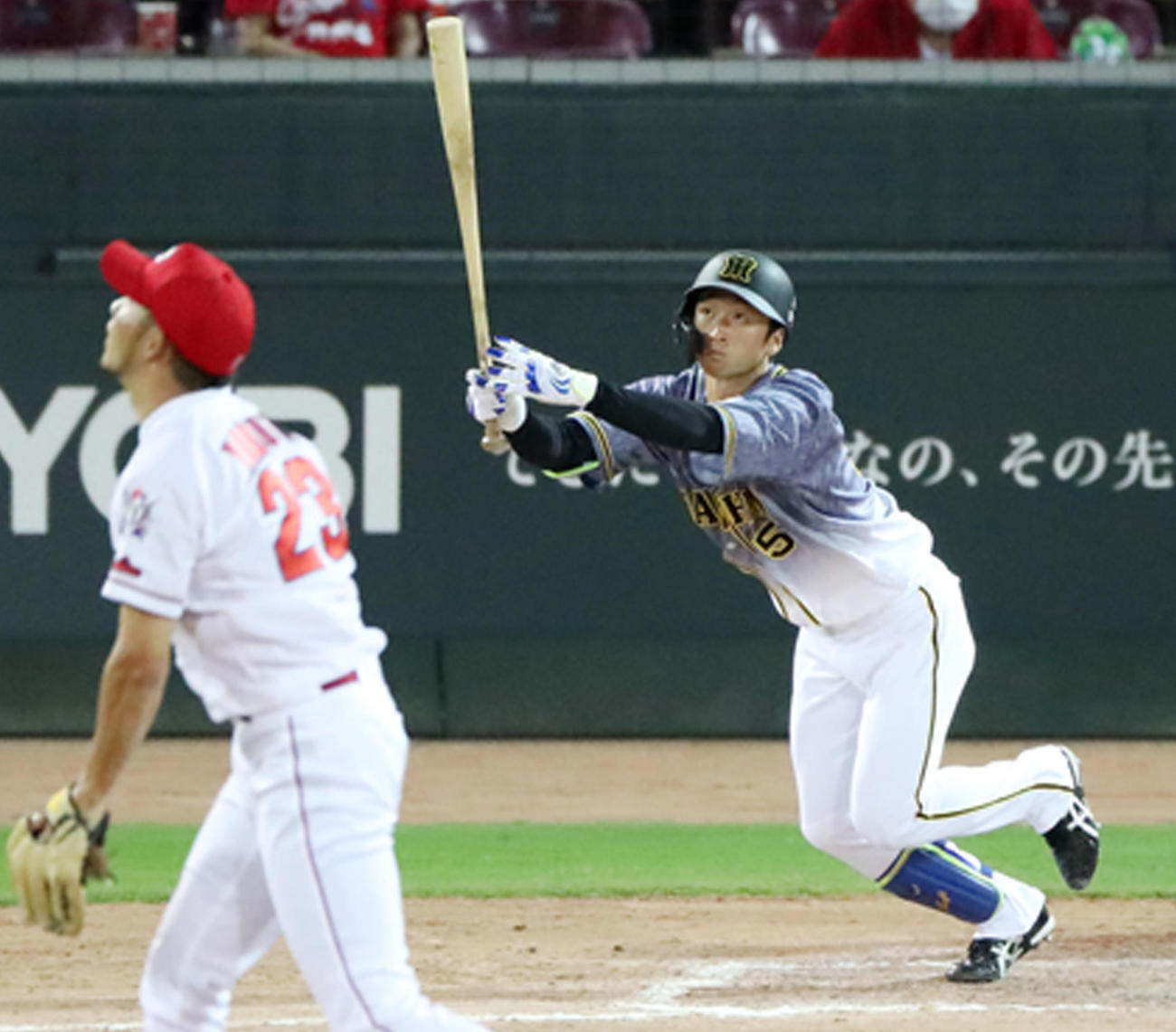 広島対阪神　8回表阪神2死、近本は右越え本塁打を放つ（撮影・加藤哉）