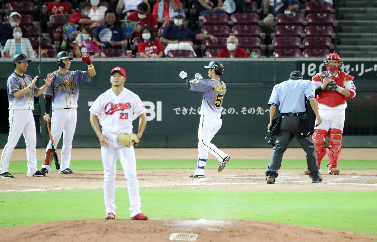 広島対阪神　8回表阪神2死、近本は右越え本塁打を放って生還する、左は薮田（撮影・加藤哉）