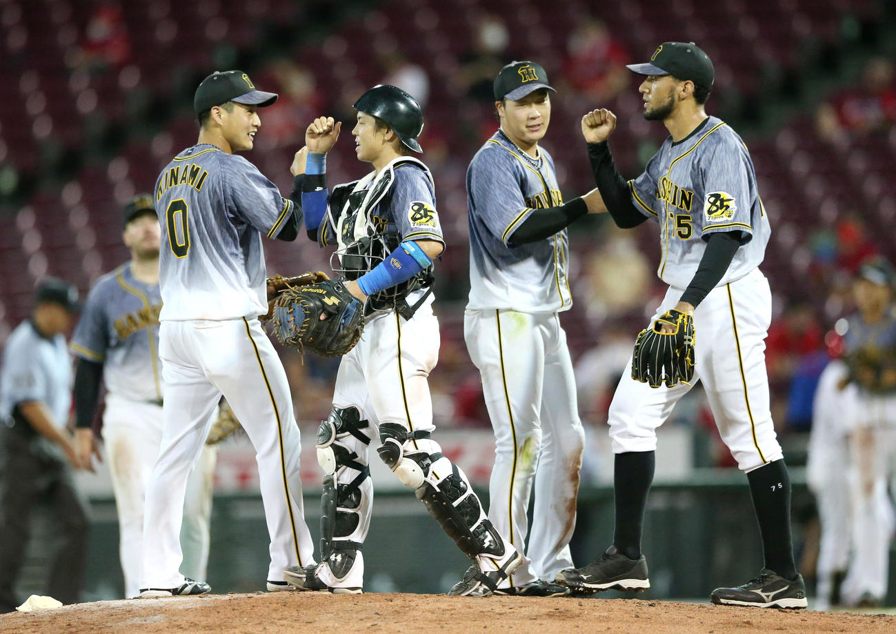 広島対阪神　スアレス（右）は試合を締めナインらとタッチする（撮影・上山淳一）