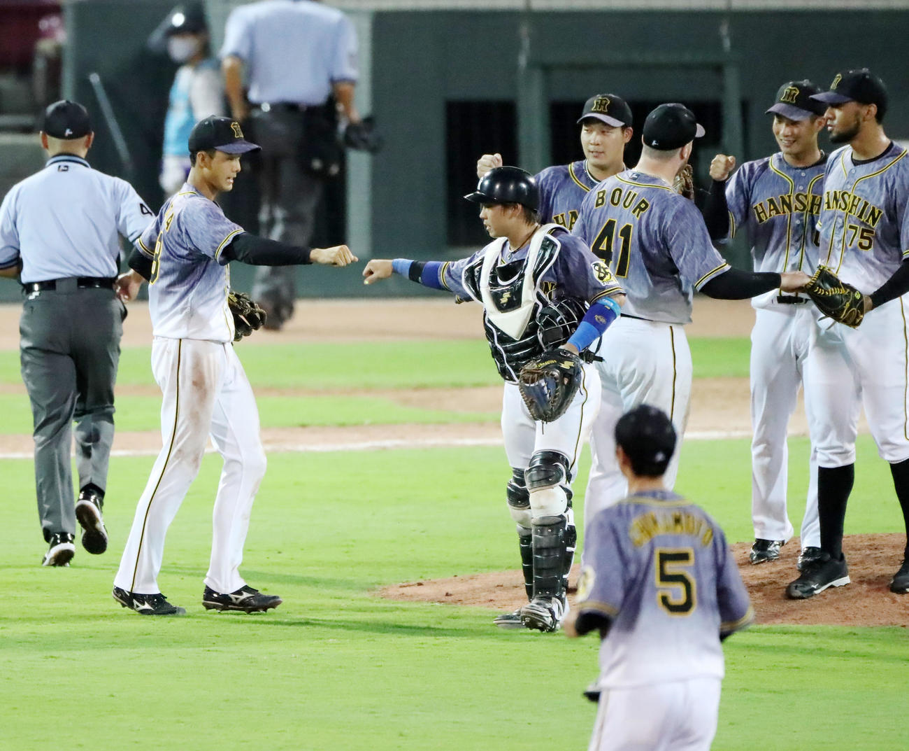 広島対阪神　広島に勝利し梅野らナインとエアタッチする小幡（撮影・加藤哉）