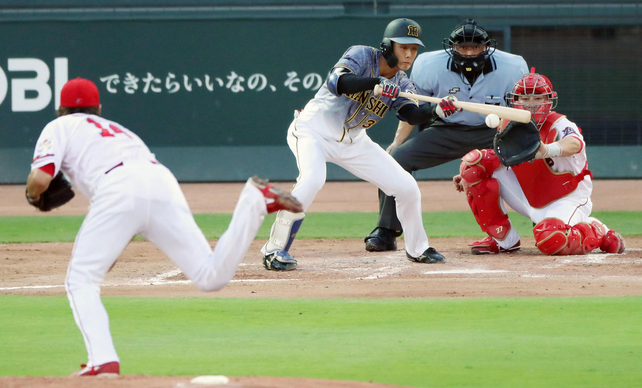 広島対阪神　2回表阪神1死一、三塁、小幡は一塁線へ適時内野安打を放つ（撮影・加藤哉）