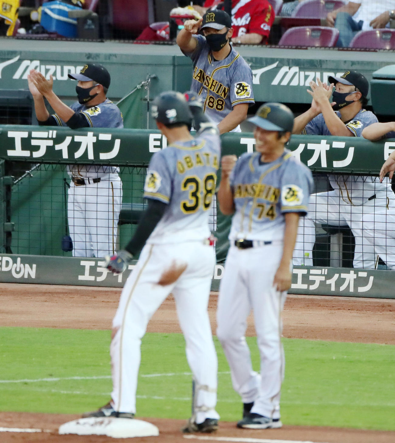広島対阪神　2回表阪神1死一、三塁、矢野監督は一塁線へバントで適時内野安打を放った小幡へガッツポーズを送る（撮影・加藤哉）