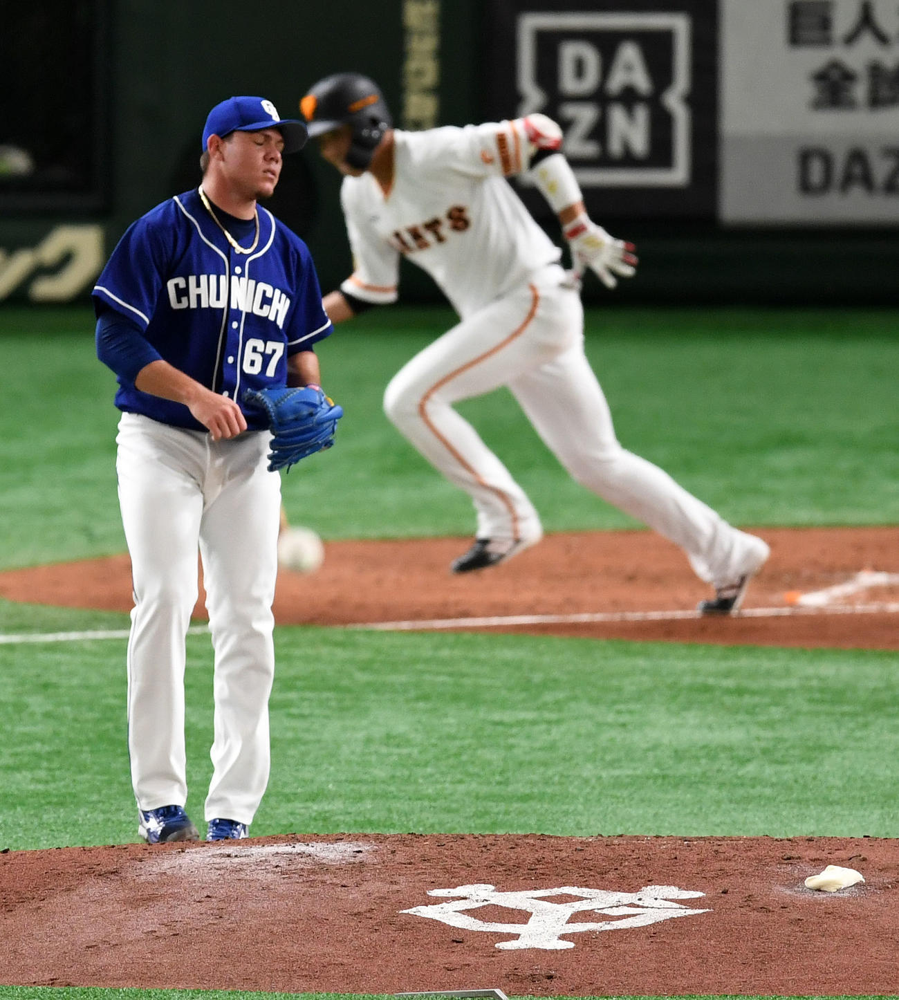 巨人対中日　2回裏巨人1死満塁、坂本勇（右）に中前2点適時打を浴び肩を落とすロドリゲス（撮影・横山健太）