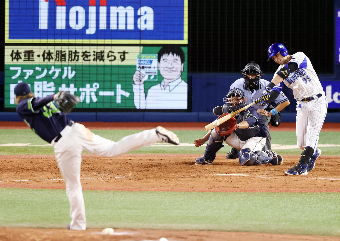 ヤクルト対DeNA　5回裏DeNA無死満塁、エスコバーの後逸を誘う打球を放つソト。投手クック（撮影・垰建太）