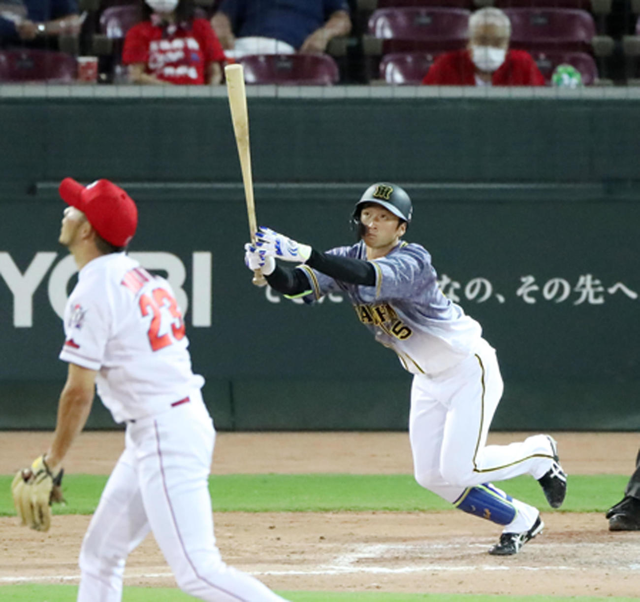 広島対阪神　8回表阪神2死、近本は右越え本塁打を放つ（撮影・加藤哉）