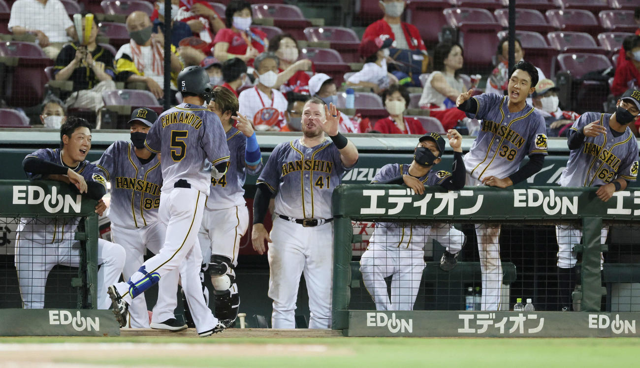 広島対阪神　8回表阪神2死、右越え本塁打を放った近本を迎えるナイン（撮影・加藤孝規）