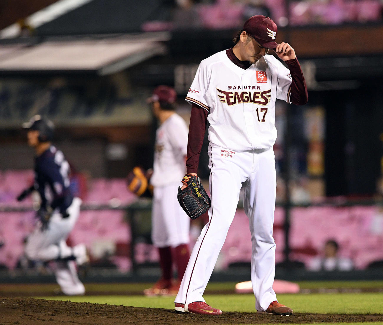 楽天対西武　3回表西武無死一塁、柘植（左奥）に先制の左越え2点本塁打を浴び下を向く塩見（撮影・滝沢徹郎）