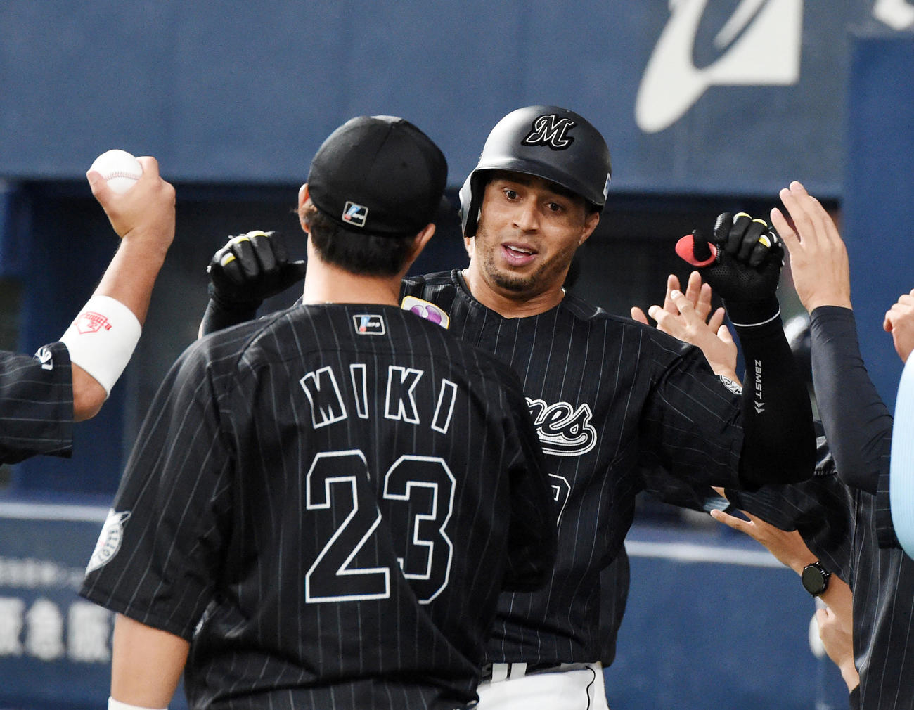 オリックス対ロッテ　4回表ロッテ1死一塁、マーティン（左）は中越え2点本塁打を放ちナインの祝福に笑顔を見せる（撮影・前岡正明）